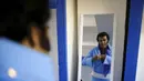 Robert Pooran, peserta Tribute to Elvis Presley bersiap di belakang panggung sebelum mengikuti kontes Collingwood Elvis Festival di Ontario, Kanada, 26 Juli 2015. Festival yang diikuti 120 tersebut berlangsung selama empat hari. (REUTERS/Chris Helgren)