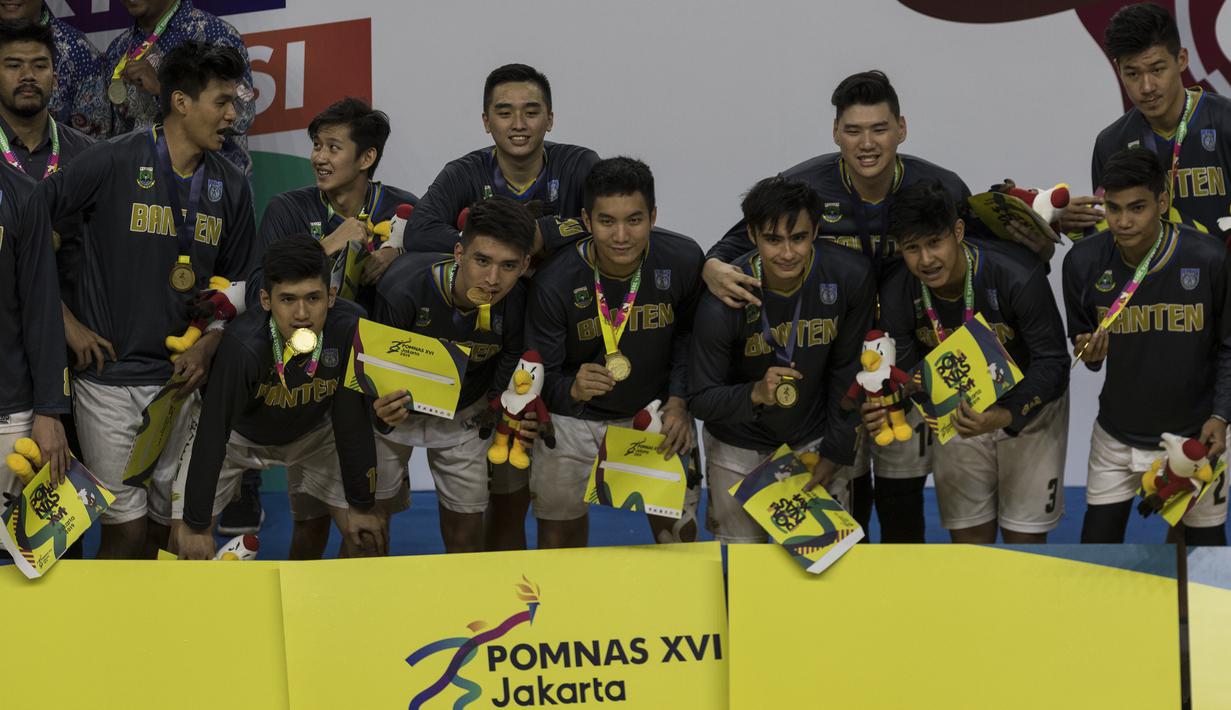 Para pemain Banten merayakan kemenangan atas Jawa Tengah pada laga final Pomnas XVI 2019 di GOR Soemantri Brodjonegoro, Jakarta, Selasa (24/9). Banten menang 90-68 atas Jateng. (Bola.com/Vitalis Yogi Trisna)