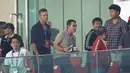 Pelatih Timnas Indonesia U-23, Gerald Vanenburg (tengah) tampak hadir bersama mantan pelatih Timnas Indonesia U-23, Indra Sjafri (kanan) dan pelatih kiper Timnas Indonesia, Sjoerd Woudenberg dalam laga lanjutan BRI Liga 1 2024/2025 antara Persija Jakarta melawan Persebaya Surabaya di Stadion Utama Gelora Bung Karno (SUGBK), Senayan, Jakarta, Sabtu (12/04/2025). (Bola.com/M Iqbal Ichsan)