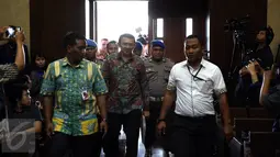 Gubernur DKI, Basuki Tjahaja Purnama tiba di Pengadilan Tipikor Jakarta, untuk menjadi saksi dalam persidangan dengan terdakwa Mohamad Sanusi, Senin (4/9). Ahok menjadi saksi atas kasus dugaan suap raperda tentang reklamasi. (Liputan6.com/Faizal Fanani)
