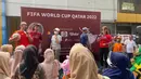 Pada pagi harinya (23/10/2022) yang merupakan hari ketiga atau terakhir La'eeb menyinggahi Surabaya, sang maskot Piala Dunia 2022 Qatar juga telah ditunggu-tunggu para pengunjung Car Free Day (CFD) di Jalan Darmo Surabaya, tak jauh dari Taman Bungkul. (Procomm Surya Citra Media)