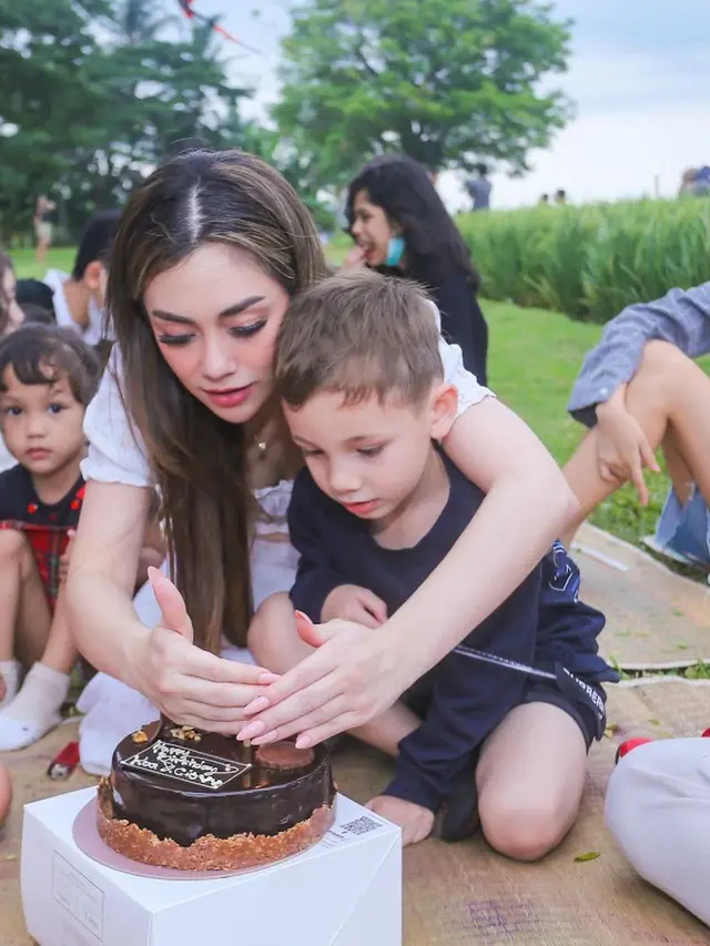 7 Potret Celine Evangelista Rayakan Ulang Tahun Anak, Seru di Pinggir Sawah