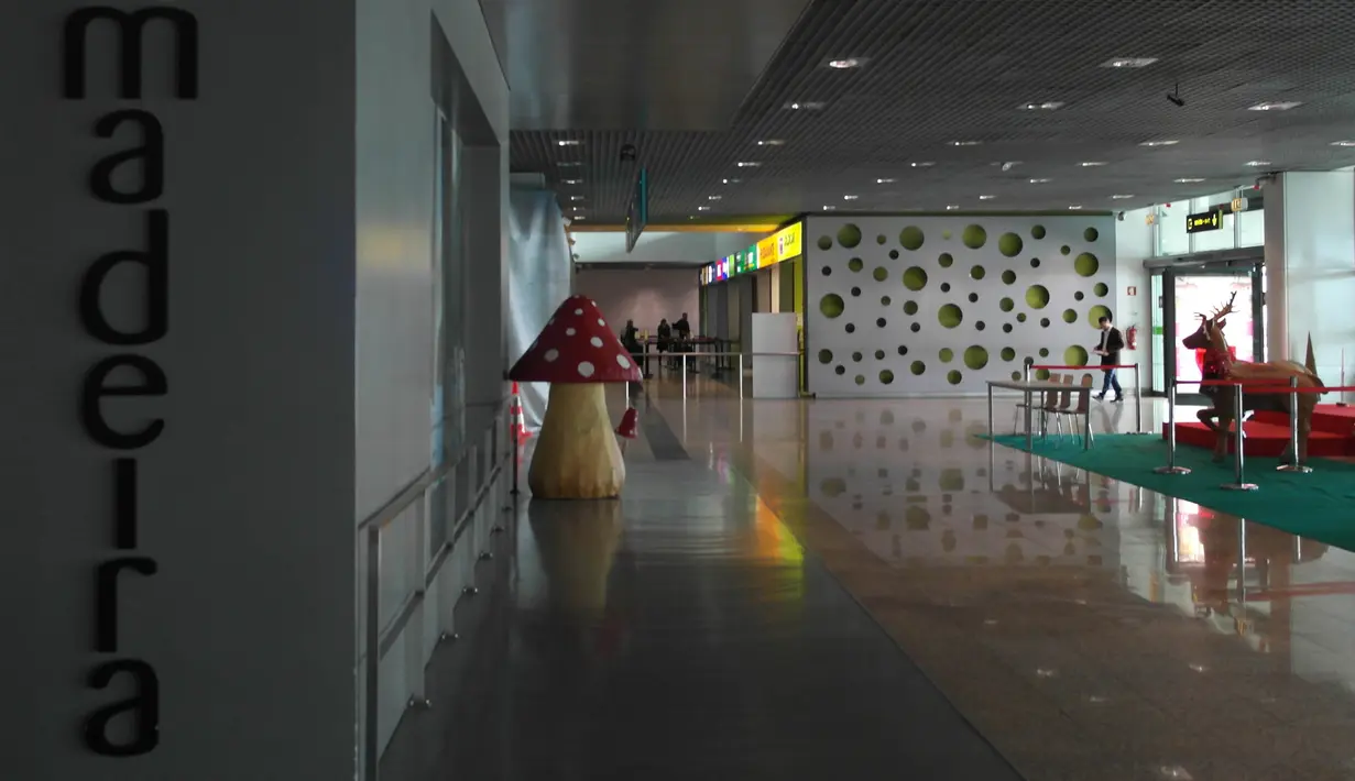 Suasana lobi dari Bandara Madeira, Portugal. Kota ini merupakan tempat kelahiran Cristiano Ronaldo. (Bola.com/Reza Khomaini)