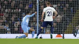 Ia lebih memilih mengumpan bola kepada Dejan Kulusevski yang berdiri bebas dan dengan mudah menaklukkan penjagaan yang longgar dari Joao Cancelo. Bola pun meluncur mulus ke dalam gawang setelah melewati sela-sela kaki Joao Cancelo. Tottenham unggul 1-0. (AP/Jon Super)