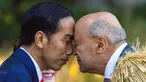 Presiden Indonesia Joko Widodo menerima Maori Hongi atau salam dari seorang tetua Maori saat upacara penyambutan di Government House di Wellington, Selandia Baru (19/3). Jokowi melakukan kunjungan kenegaraannya ke Selandia Baru. (AFP/Marty Melville)