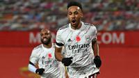 Striker Arsenal, Pierre-Emerick Aubameyang selebrasi setelah menjebol gawang Manchester United di Old Trafford, Minggu (1/11/2020). (Paul Ellis/AFP)