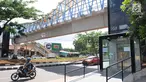 Kendaraan melintas di kawasan jembatan penyeberangan orang (JPO) Sumarno, Jakarta, Kamis (10/1). Lift JPO Sumarno sudah bisa digunakan. (Liputan6.com/Herman Zakharia)