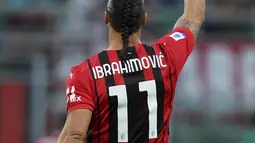 Pemain AC Milan Zlatan Ibrahimovic melakukan selebrasi usai mencetak gol ke gawang Lazio pada pertandingan Serie A Liga Italia di Stadion San Siro, Milan, Italia, Minggu (12/9/2021). Ibrahimovic tampil dengan tatanan rambut baru saat AC Milan mengalahkan Lazio 2-0. (Spada/LaPresse via AP)