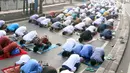 Umat muslim melaksanakan salat Idul Adha 1442 H di Masjid Masjid Jami Al-Mubarok, Tangerang, Banten, Selasa (20/7/2021). Sebagian masjid melakukan pelaksanaan salat Idul Adha 1442 H, namun dengan protokol kesehatan yang ketat. (Liputan6.com/Angga Yuniar)