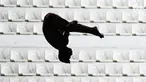 Aksi seorang atlet loncat indah saat bersaing dalam babak penyisihan nomor springboard 3m putra Asian Games 2018 di arena Aquatic Centre, GBK, Jakarta, Jumat (31/8).(merdeka/Imam Buhori)