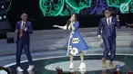 Aksi panggung Via Vallen (tengah) saat launching Kompetisi Gojek Traveloka Liga 1 2018 di Studio 5 Indosiar, Jakarta, Senin (19/3). Via Vallen menyanyikan tiga lagu, di antaranya 'Sayang'. (Liputan6.com/Faizal Fanani)