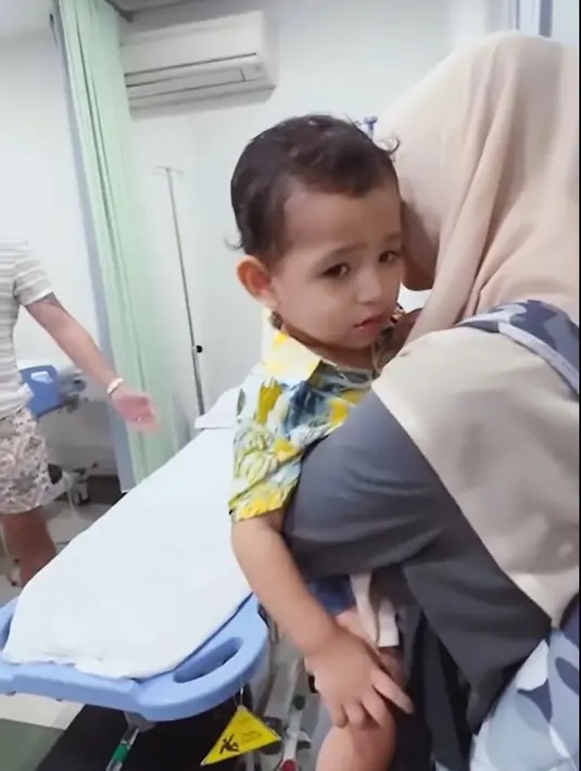 Don tampak mengangis saat menjalani perawatan. Terlihat juga El Barack dan juga sang suami, Vincent Verhaag. Dengan kondisi putranya, Jedar juga meminta bantuan doa warganet. [Instagram/inijedar]