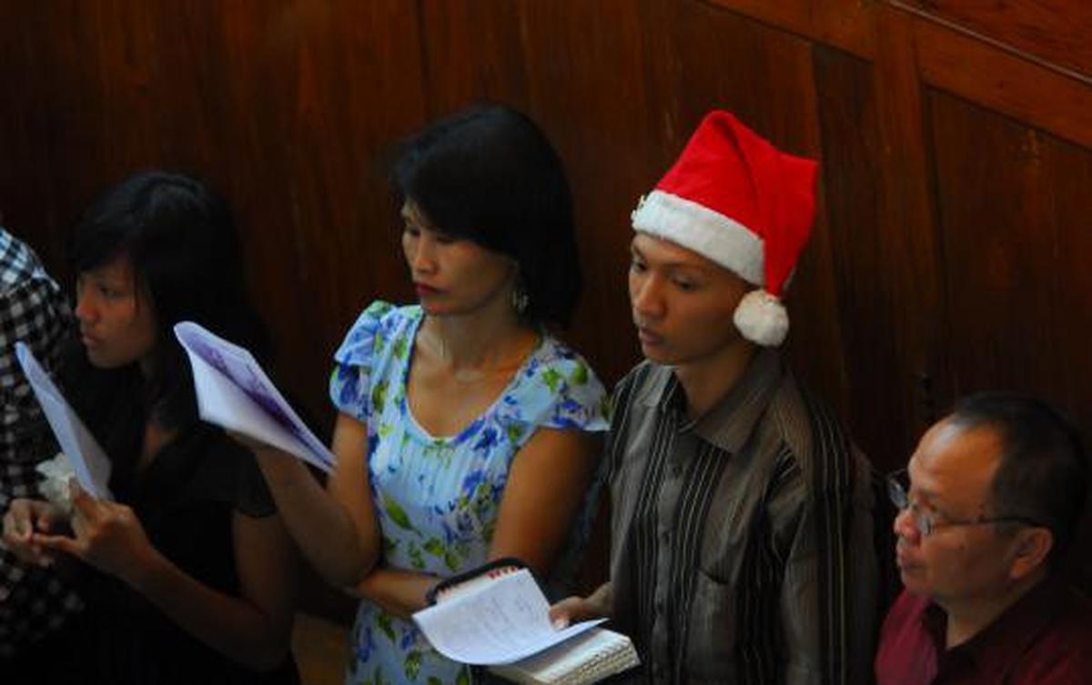 Umat Kristiani di Jakarta lakukan ibadah malam Natal