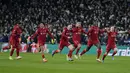 Para pemain Liverpool merayakan kemenangan atas Chelsea pada pertandingan Final Carabao Cup di Stadion Wembley, London, Senin (28/2/2022). Liverpool memenangkan adu penalti 11-10 setelah pertandingan berakhir imbang 0-0. (AP Photo/Alastair Grant)