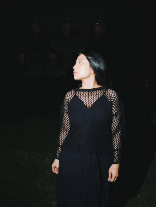 Kali ini, ia tampil edgy dengan long sleeve net top sebagai luaran plisket dress-nya. [@bernadyaribka].