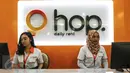 Customer Service tengah bekerja di HOP Daily Rent, Ratu Plaza, Jakarta (05/04). Perusahaan jasa otomotif di bawah MPM Rent menyediakan jasa sewa kendaraan untuk jangka pendek. (Liputan6.com/Fery Pradolo)