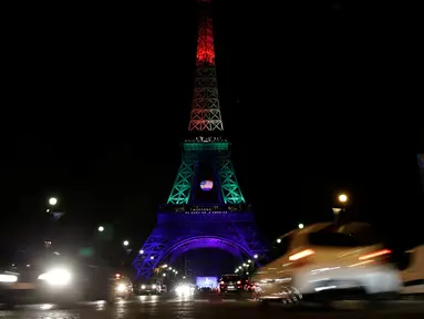 Menara Eiffel di Paris menampilkan warna pelangi pada Senin (13/6/2016)  malam, sebagai penghormatan untuk para korban penembakan brutal di klub malam gay di Orlando, Florida AS. (Thomas SAMSON/AFP)