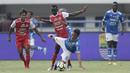 Gelandang Persib Bandung, Dedi Kusnandar, terjatuh saat berebut bola dengan gelandang Arema FC, Makan Konate, pada laga Liga 1 di Stadion GBLA, Jawa Barat, Kamis (13/9/2018). Persib menang 2-0 atas Arema FC. (Bola.com/M Iqbal Ichsan)
