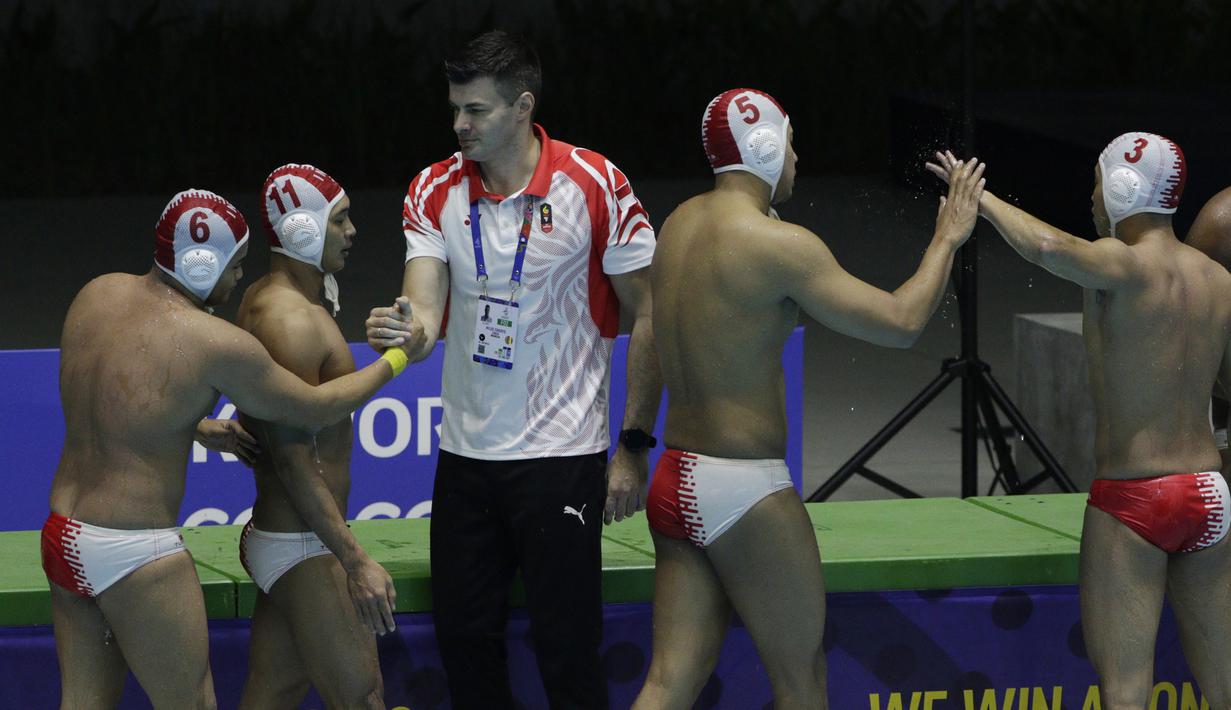 Pelatih polo air Indonesia, Milos Sakovic, menyalami pemainnya usai mengalahkan Malaysia pada laga SEA Games 2019 di Aquatic Center, Clark, Jumat (29/11). Indonesia berhasil meraih emas perdana dari cabang polo air. (Bola.com/M Iqbal Ichsan)