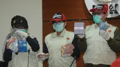 Tim penyidik KPK menunjukkan barang bukti uang hasil Oprasi Tangkap Tangan (OTT) di Kabupaten Buton Selatan di gedung KPK, Jakarta, Kamis (24/5). (Merdeka.com/Dwi Narwoko)