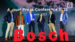 Managing Director Bosch Home Appliances in Indonesia Anil Narula, Sales Director of Original Equipment Bernard Simanjuntak, Managing Director Pirmin Riegger, Country Sales Director of Automotive Aftermarket Griselda Iwandi, Managing Director Robert Bosch Automotive A.A. Kade Hariadi W dan Managing Director Bosch Rexroth Kristo Kenmart berbincang di sela-sela Annual Press Conference 2022 Bosch Indonesia di Jakarta (16/6/2022). (Liputan6.com/Fery Pradolo)