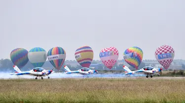 Para pecinta olahraga udara menyuguhkan pertunjukan aerobatik pada pembukaan Festival Kebudayaan dan Pariwisata Olahraga Udara ke-12 di Anyang, Provinsi Henan, China, 29 September 2020. Acara tersebut dibuka pada Selasa (29/9) dan akan berlangsung hingga 5 Oktober. (Xinhua/Feng Dapeng)