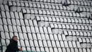 Pelatih Manchester United, Ole Gunnar Solskjaer menyaksikan pemainnya bertanding melawan Real Sociedad pada pertandingan leg pertama babak 32 besar Liga Europa di stadion Juventus, Turin (19/2/2021). Berkat hasil ini, MU lebih mudah melangkahkan satu kaki mereka di babak 16 besar. (AFP/Marco Bertore