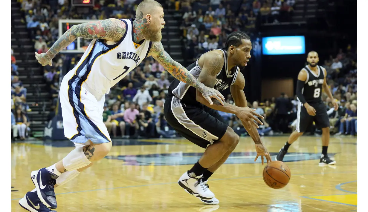 Center Memphis Grizzlies, Chris Andersen (7), mencoba menahan laju forward San Antonio Spurs, Kawhi Leonard (2), pada laga play off NBA di FedEx Forum, Memphis, AS, Sabtu (23/4/2016) WIB. (Reuters/Nelson Chenault-USA TODAY Sports)