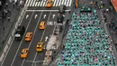 Sejumlah orang melakukan yoga bersama di kawasan Times Square, New York pada 'Summer Solstice' atau hari dengan siang terpanjang di musim panas, Rabu (21/6). Acara tersebut menandai Hari Yoga Internasional yang jatuh pada 21 Juni. (TIMOTHY A. CLARY/AFP)