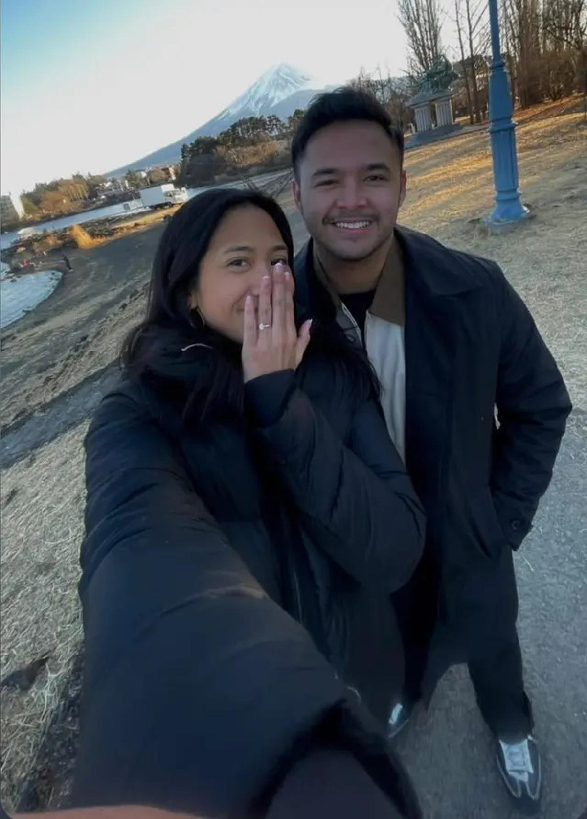 8 Potret Nadhif Basalamah Lamar Taska Amani Berlatar Gunung Fuji, Romantis