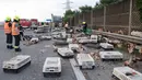 Petugas pemadam kebakaran mengumpulkan kotak yang berisi ayam di jalan raya A1 di Asten dekat Linz, Austria (4/7). Sebuah truk unggas yang membawa 7.000 ayam mengalami kecelakaan. (AFP Photo/APA/FOTOKERSCHI.AT/KERSCHBAUMMAYR)