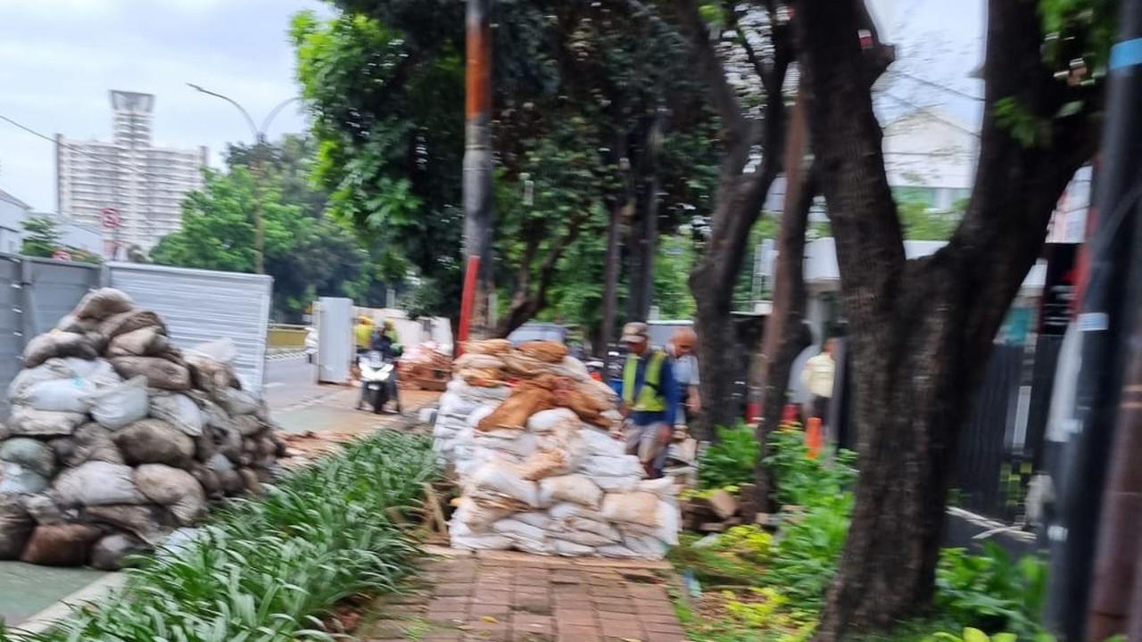 Hak Pejalan Kaki Jakarta Dirampok Proyek Galian, Trotoar Jalan Saharjo Dipenuhi Barang Proyek