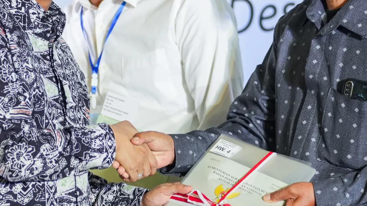 Lindungi Aset Ulama, Wamen ATR Serahkan Sertifikat Yayasan Syaikhona Cholil Al-Bangkalani