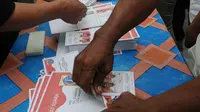 Petugas melipat surat suara Pilkada DKI Jakarta 2017 di Gudang Logistik KPU Jakarta Pusat, Senin (24/1). Total jumlah surat suara adalah 747.152 surat suara dengan 19.287 surat suara cadangan. (Liputan6.com/Gempur M Surya)
