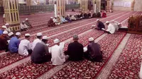 Kegiatan tadarus Alquran dengan sistem muqaddam yang digelar di Masjid Nurul Islam di Kelurahan Pahandut, Kecamatan Pahandut. (Liputan6.com/ Roni Sahala)