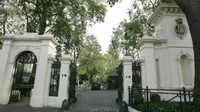 Gerbang masuk ke komples Kensington Palace Gardens, kawasan perumahan sangat mewah di London. (Sumber Telegraph)