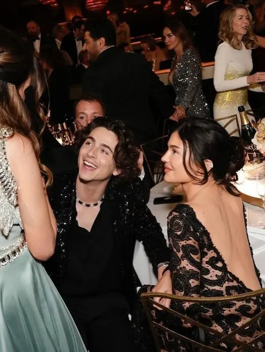 Kylie Jenner mendapatkan gaun langka ini dari Timeless Vixen di Beverly Hills. [Foto: Instagram]