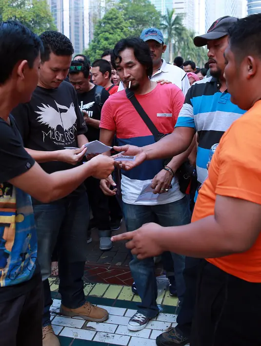 'Enggak apa-apa kita datang siang, biar dapat spot yang bagus,' ujar Ule fans asal Jakarta yang sedang mengantre di gerbang masuk venue konser, Jumat (11/9/2015). (Deki Prayoga/Bintang.com)