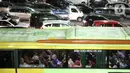 <p>Pemudik dengan menggunakan mobil dan bus menunggu antrean memasuki kapal "Roll on-Roll off" (RoRo) di Pelabuhan Merak, Banten, Kamis (28/4/2022). Jelang hari raya Idul Fitri, pemudik dengan kendaraan bermotor mulai memadati Pelabuhan Merak. Penumpukan kendaraan ini menyebabkan terjadinya antrean kendaraan yang panjang. (Liputan6.com/Angga Yuniar)</p>