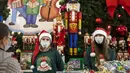 Penjual yang mengenakan masker untuk melindungi dari virus corona COVID-19 menunggu pelanggan di GUM State Department Store, Moskow, Rusia, Senin (23/11/2020). Total kasus COVID-19 di Rusia saat ini telah mencapai lebih dari 2,1 juta. (AP Photo/Pavel Golovkin)