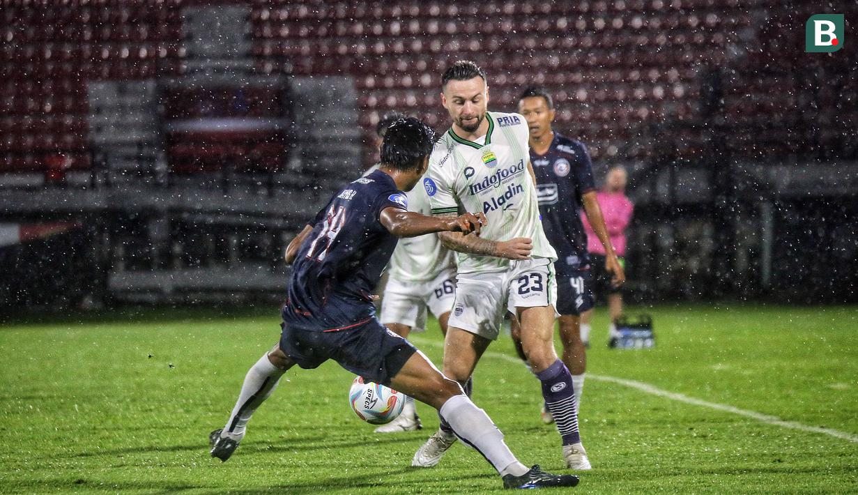 Pemain Persib Bandung, Marc Klok (kanan), berusaha melewati hadangan pemain Arema FC, Jayus Hariono (kiri) dalam pertandingan pekan kedua BRI Liga 1 2023/2024 yang berlangsung di Stadion Kapten I Wayan Dipta, Bali, Jumat (7/7/2023). (Bola.com/Alit Binawan)