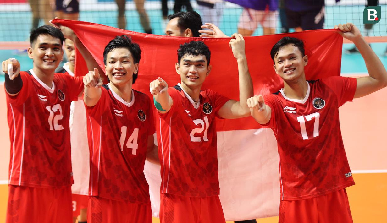 Dari kiri ke kanan: Pemain Timnas Bola Voli Indonesia, Rivan Nurmulki, Farhan Halim, Doni Haryono, dan Agil Angga Anggara berpose setelah memenangkan laga  final SEA Games 2023 di Phnom Penh, Kamboja, Minggu (08/05/2023). Skuad asuhan Jeff Jiang Jie menang tiga set langsung (25-21, 25-10, 25-15) atas tuan rumah Kamboja. (Bola.com/Abdul Aziz)