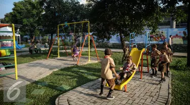 Anak-anak bermain prosotan di Ruang Publik Terpadu Ramah Anak (RPTRA) di Jalan Pluit Mas Utara, Kelurahan Pejagalan, Kecamatan Penjaringan, Jakarta, Rabu (6/4). Salah satu fungsi RPTRA adalah tempat berkumpul untuk warga. (Liputan6.com/Faizal Fanani)