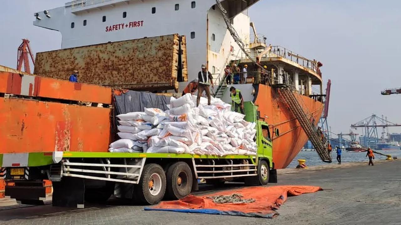 Jokowi mencatat, saat ini, cadangan beras di gudang Bulog mencapai 1,7 ton. Jumlah cadangan beras tersebut akan bertambah hingga 600 ribu ton untuk menekan harga jual di pasar.&nbsp;