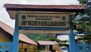 Kepsek SMPN 2 Bonggakaradeng Paksa 7 Siswi Lepas Jilbab Tuai Polemik