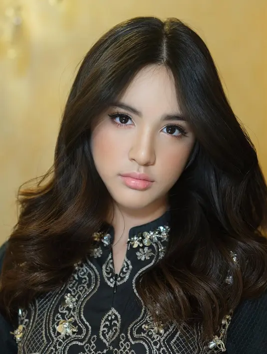 Apa kamu juga setuju bahwa semakin besar, Mikhayla mewarisi kecantikan sang ibu? [Foto: Instagram/victoria_makeupatelier]