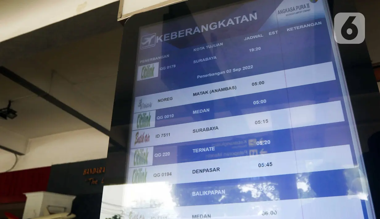 Jadwal keberangkatan terpampang pada sebuah layar di area Bandara Halim Perdanakusuma, Jakarta, Kamis (1/9/2022). President Director AP II Muhammad Awaluddin mengatakan Bandara Halim Perdanakusuma menjadi etalase pintu masuk Jakarta yang merupakan salah satu kota besar di dunia. (Liputan6.com/Herman Zakharia)
