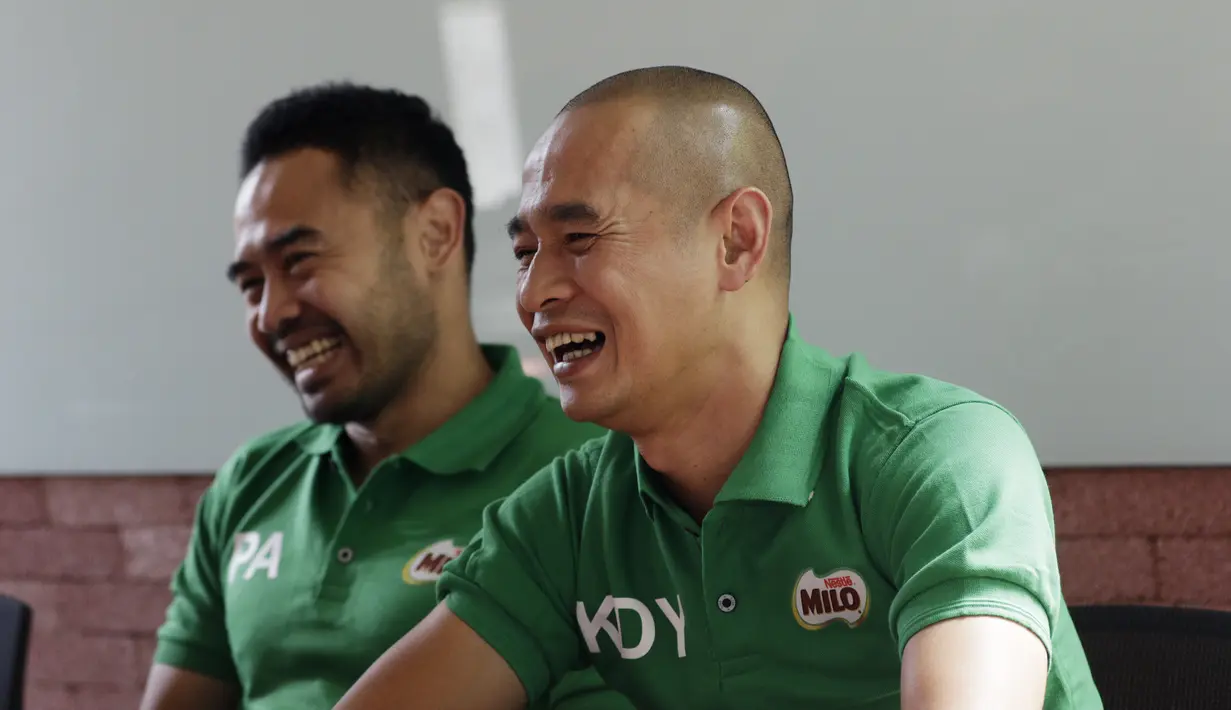 Mantan pemain Timnas Indonesia, Kurniawan Dwi Yulianto dan Ponaryo Astaman saat mengunjungi kantor Bola.com di Jakarta, Kamis (28/2). Kunjungan tersebut dalam rangka sosialisasi acara MILO Football Championship 2019. (Bola.com/M Iqbal Ichsan)