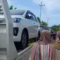 Sejumlah warga di Tuban memborong mobil baru usai menerima ganti rugi. (Ahmad Adirin/Liputan6.com)