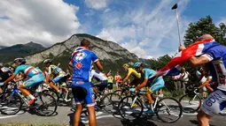 Tim Sepeda Sky dari Inggris, Chris Froome beradu cepat dengan lawan – lawannya di di gelaran Tour de France, pegunungan Alpen, Perancis, (23/7/2015). Lima etape terakhir akan menentukan siapa yang akan merengkuh gelar juara.(REUTERS/Stefano Rellandini)